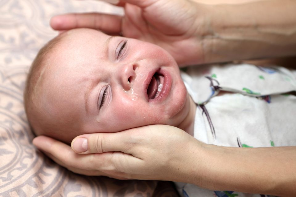 Nase von RSV erkranktem Baby mit Kochsalzlösung spülen